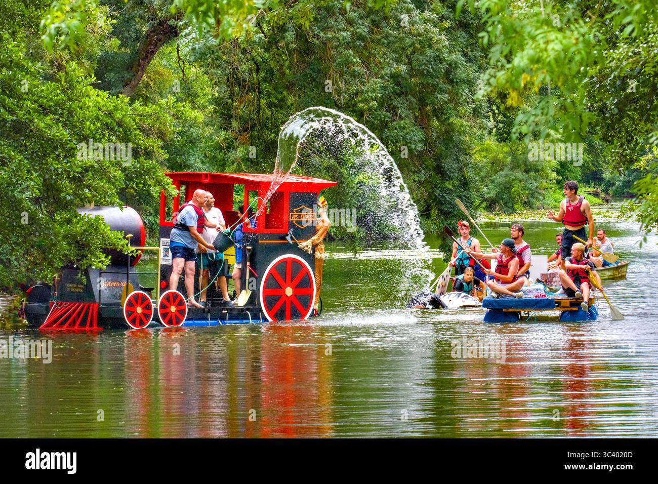 Action vom farbenfrohen ersten „Course de Radeaux“ / Floß-Rennen auf dem Fluss Claise in Bossay-sur-Claise, Sonntag, den 27. Juli 2025. Stockfoto
