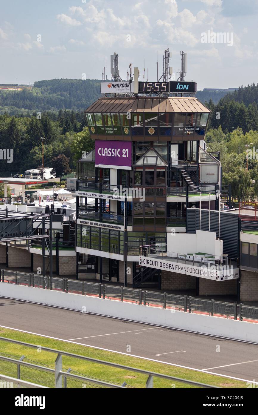 SPA, BELGIEN, 3. JULI 2025: Außenansicht des Kontrollturms auf dem Spa-Francorchamps Race Circuit. Auf der Strecke finden viele internationale Motorsportveranstaltungen statt Stockfoto