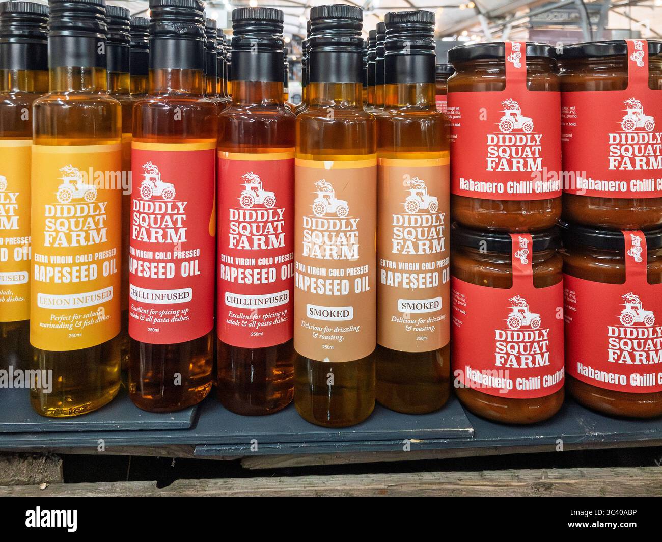 Lebensmittelprodukte von Jeremy Clarkson's Diddly Squat Farm Shop im Beckworth Emporium, Mears Ashby, Northamptonshire, Großbritannien Stockfoto