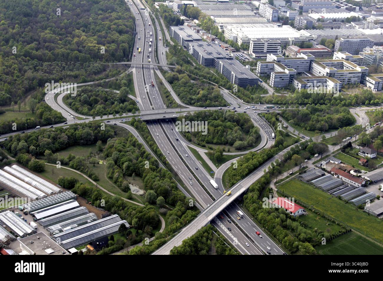 Luftaufnahme, Verkehrsknotenpunkt mit sich kreuzenden Straßen, Brücken, München Nord Stockfoto