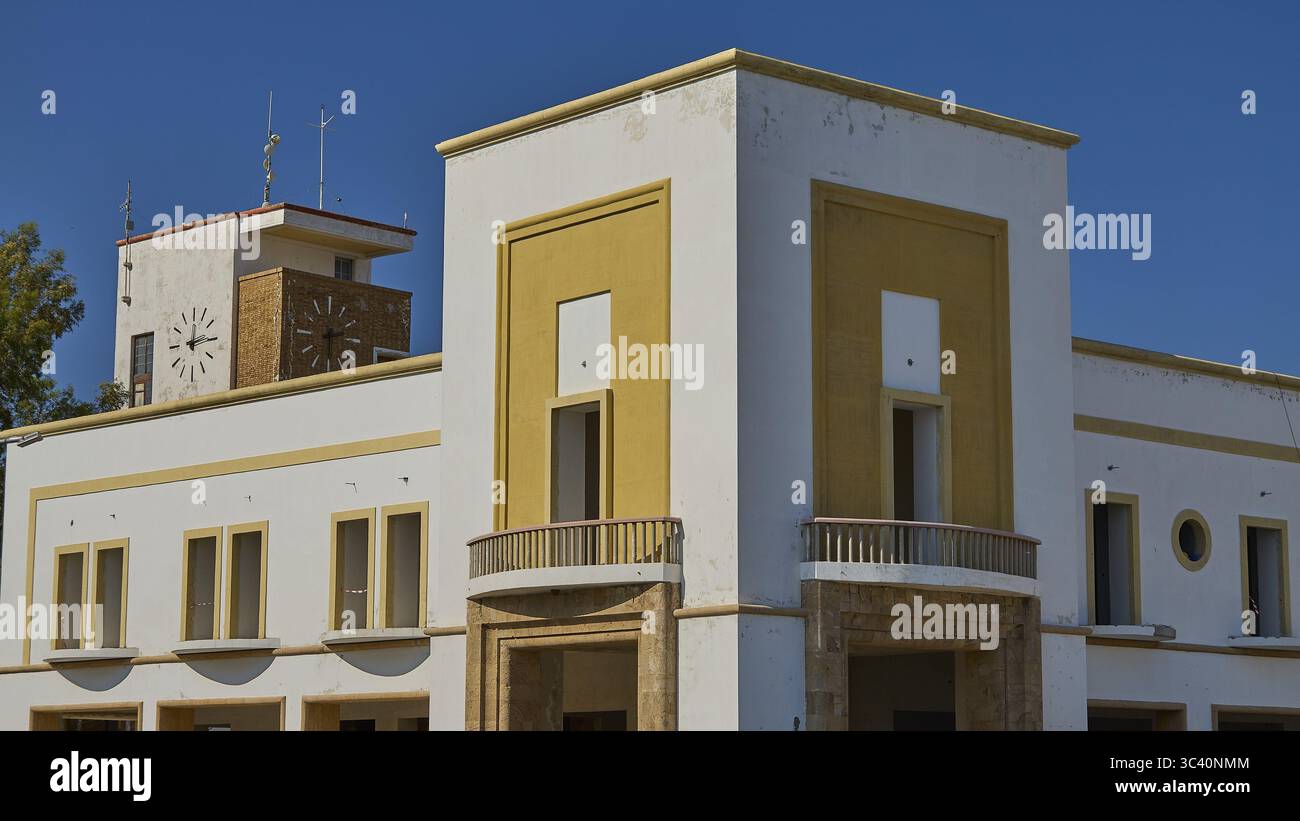 Hotel Roma, Ein modernes Gebäude mit geometrischem Design, Balkonen und markanter Fassade, Armando Bernabiti, Historismus, Rationalismus, Art déco, Rationalis Stockfoto