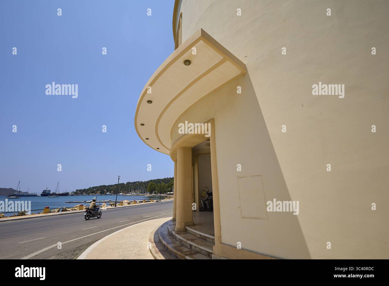 Theater, Kino, Runde Gebäudeseite mit bogenförmiger Architektur und Blick auf Straße und Meer, Armando Bernabiti, Historismus, Rationalismus, Art déco, Verhältnis Stockfoto