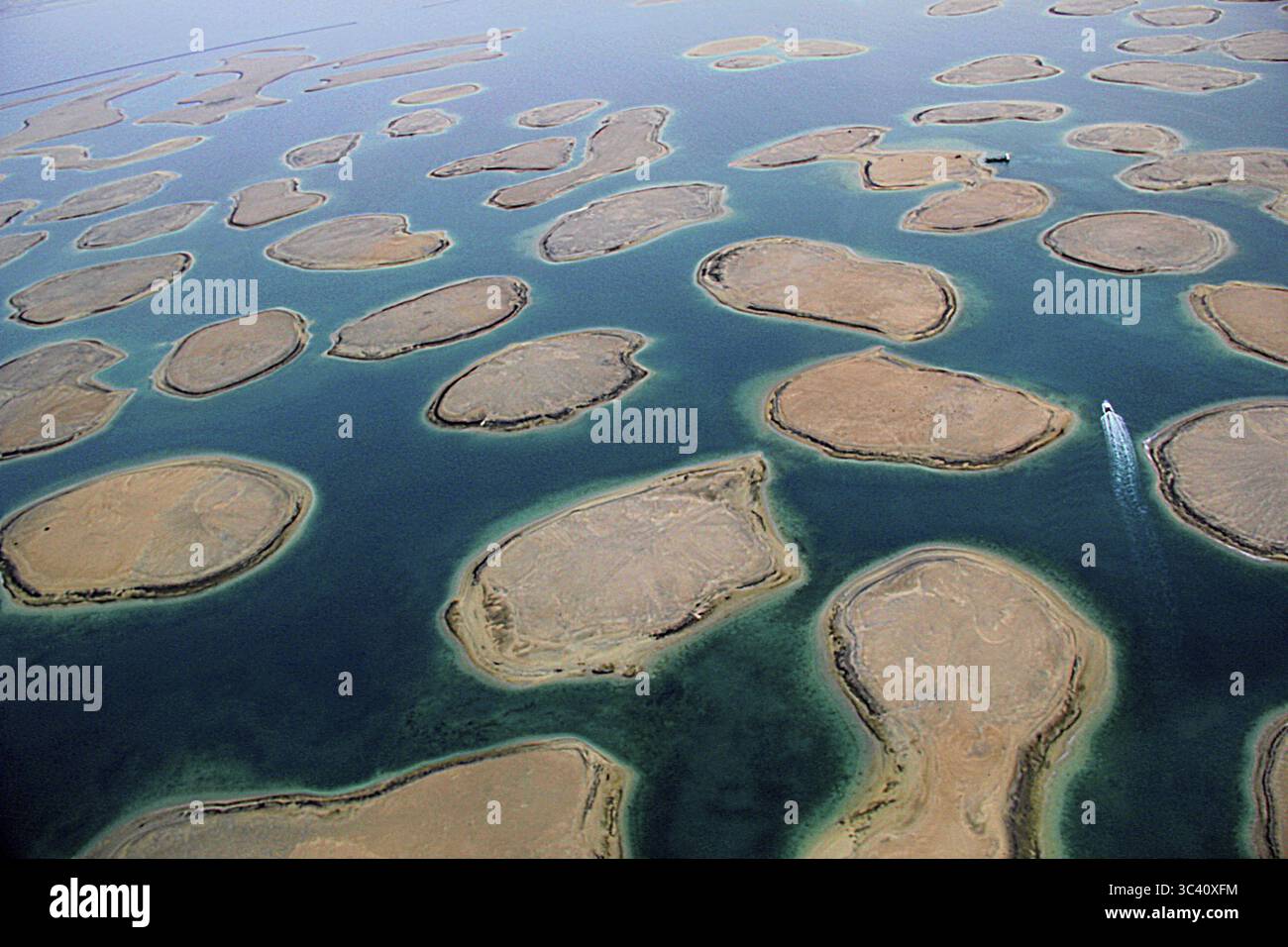 Luftaufnahme, künstliche Inseln aus Sand, Küste vor Dubai, VAR Stockfoto