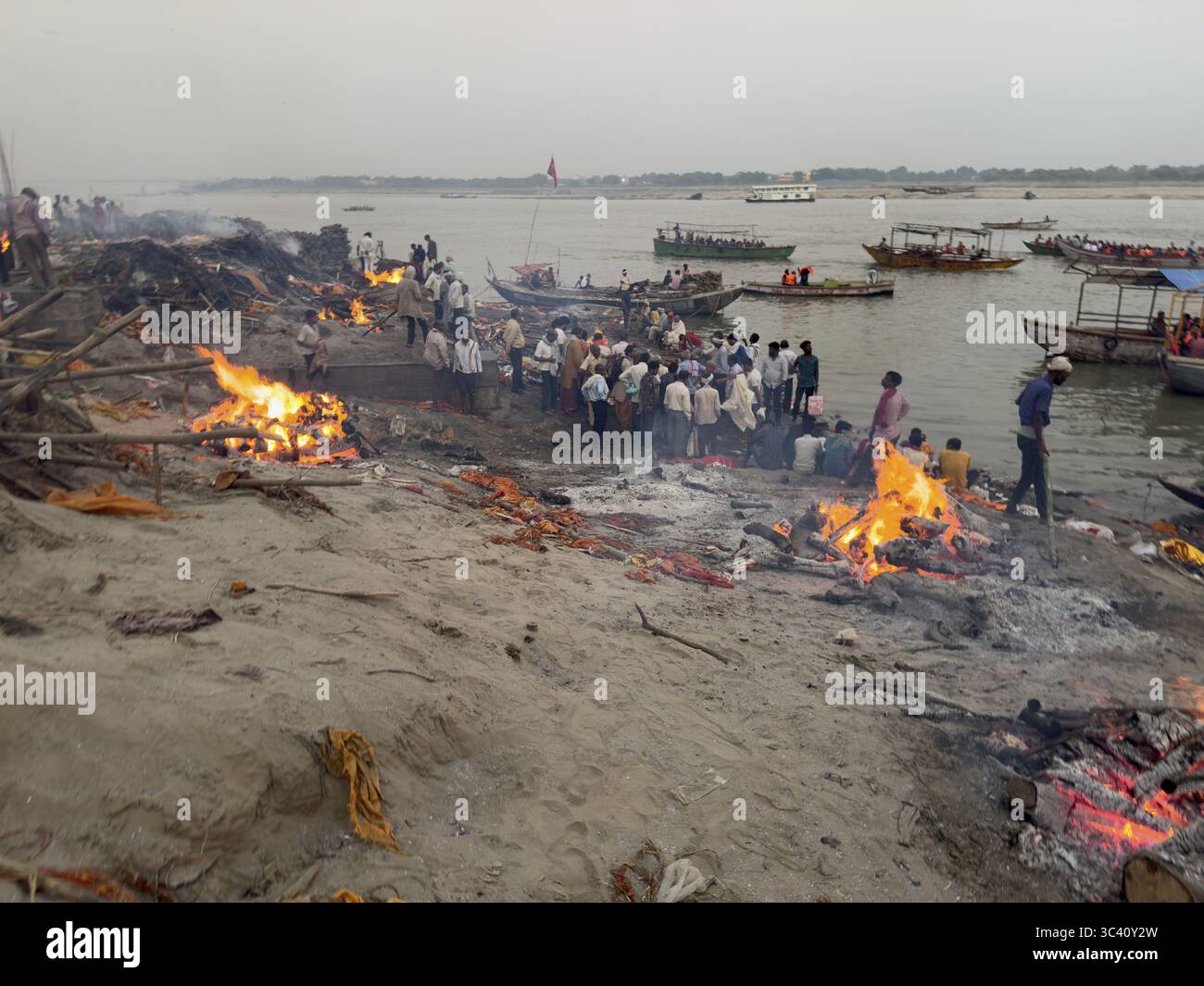 Menschen, die am Ufer des Flusses verbrannt werden, Manikarnika Ghat, Ganges, Varanasi, Uttar Pradesh, Indien Stockfoto