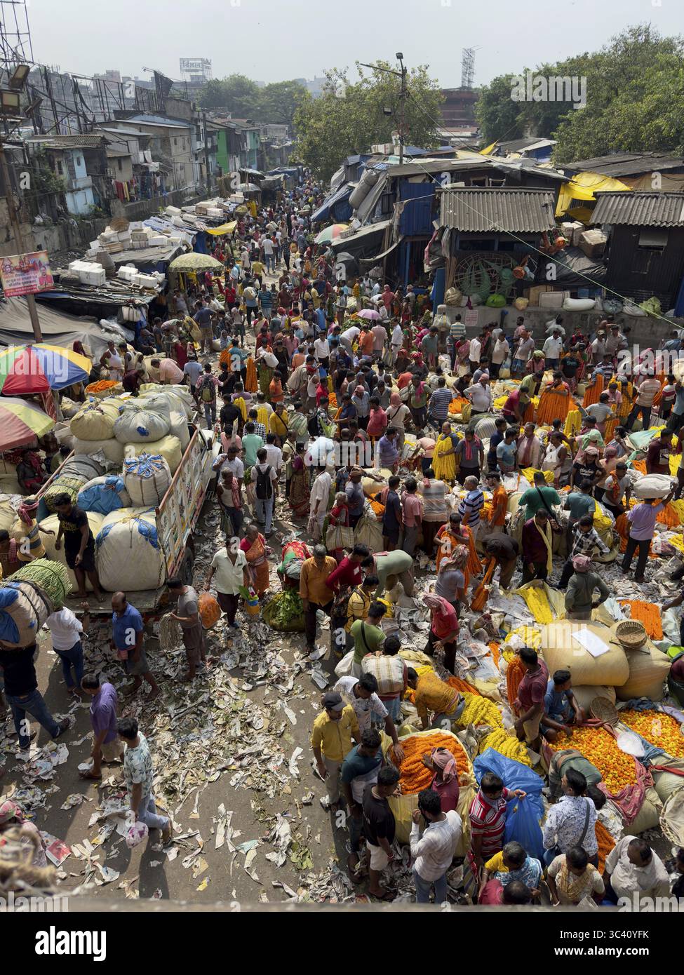 Geschäftiger Markt mit vielen Menschen, farbenfrohen Waren und dicht gepackten Ständen in einer indischen Stadt, Kalkutta, Westbengalen, Indien Stockfoto