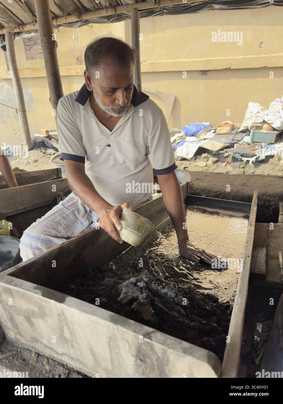 Mann beschäftigte sich mit manueller Arbeit und konzentrierte sich auf Goldwaschen, Howrah, Kalkutta, Westbengalen, Indien Stockfoto