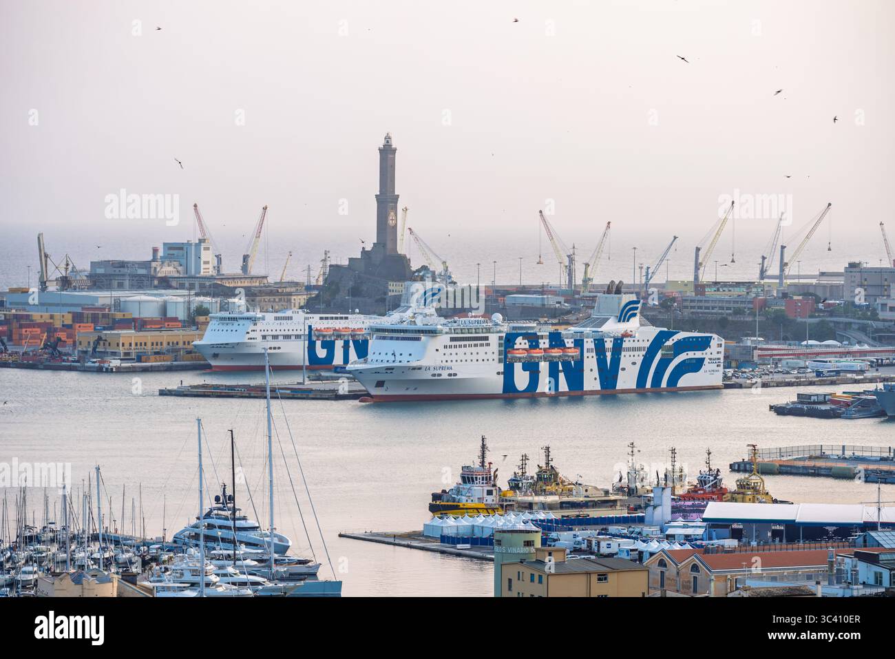 Genua, Italien. Juni 2025. Ein großer Blick auf Genua Hafen mit großen Fähren, dem historischen Leuchtturm und verschiedenen anderen Booten unter natürlichem Li Stockfoto