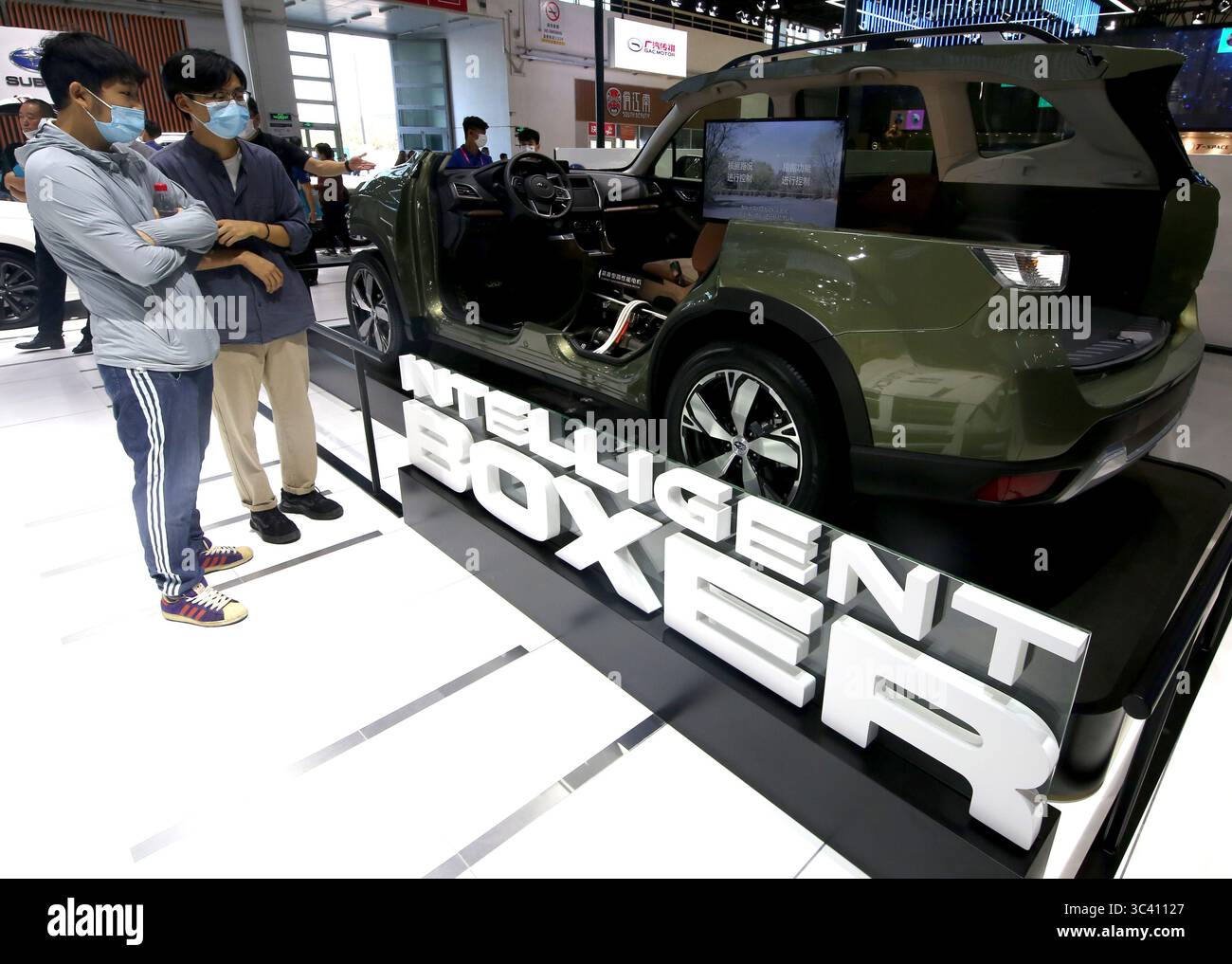 29. September 2020, PEKING, CHINA: Chinesen sehen sich einen Querschnitt von Subarus neuem Forrester Boxer an, der auf der internationalen Auto China Show am Dienstag, den 29. September 2020 in Peking gezeigt wird. Tausende potenzieller Käufer und Fans neuer Autos strömten nur wenige Monate nachdem die chinesische Hauptstadt alle obligatorischen COVID-19-Schutzmaßnahmen aufgehoben hatte, zu einer der weltweit größten Automobilmessen. (Bild: © Todd Lee/ZUMA Wire) Stockfoto