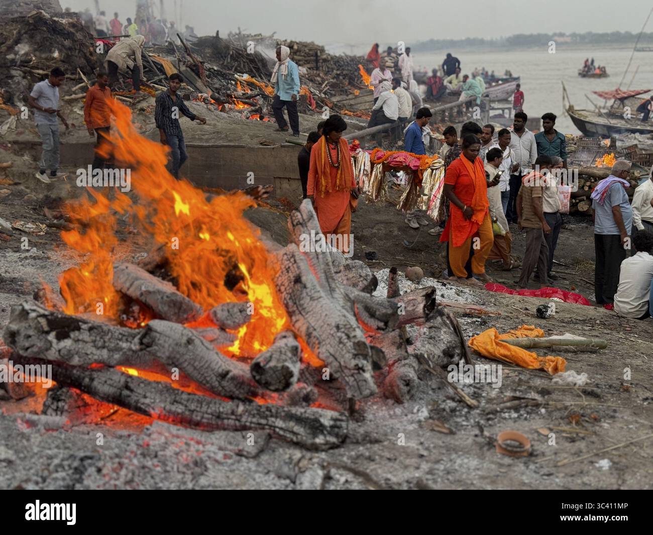 Menschen, die am Ufer des Flusses verbrannt werden, Manikarnika Ghat, Ganges, Varanasi, Uttar Pradesh, Indien Stockfoto