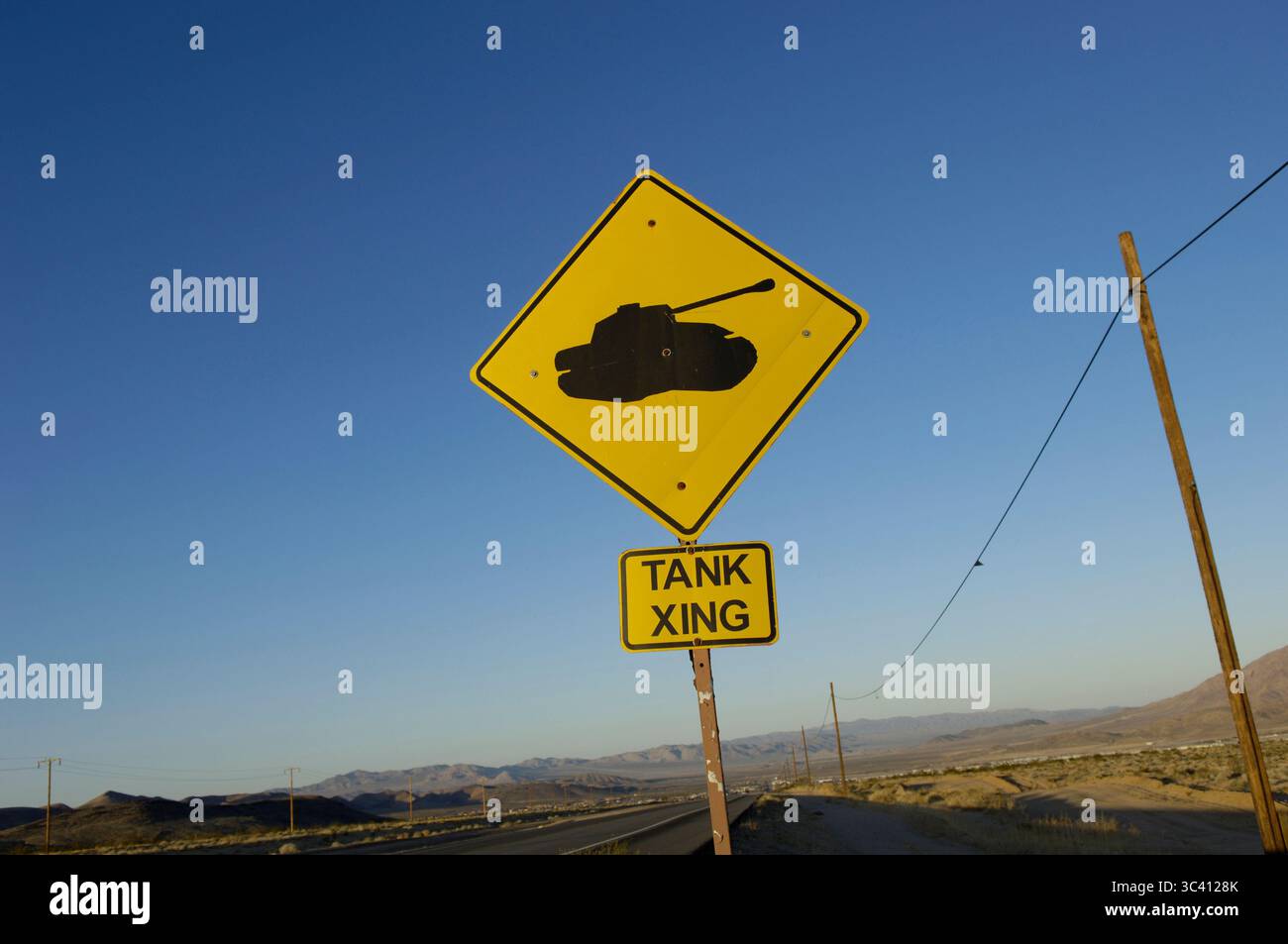 Ein Panzerüberquerungsschild in der Nähe von Fort Irwin, Kalifornien. Stockfoto