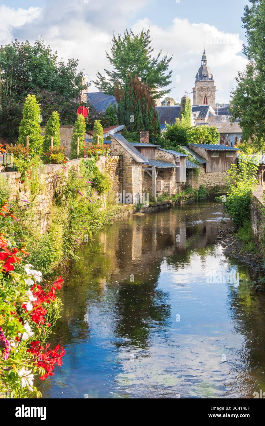 Vertikale Ansicht der Waschhäuser der Kais von La Sienne und des Glockenturms der Kirche Notre-Dame im Dorf Villedieu-les-Poêles in der Normandie, Frankreich Stockfoto