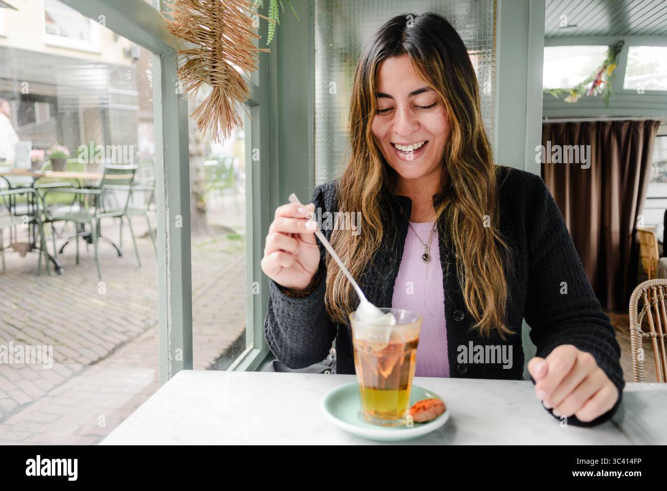 Ruhige Ecke des Alkmaar Cafés mit einer Frau, die Tee genießt Stockfoto