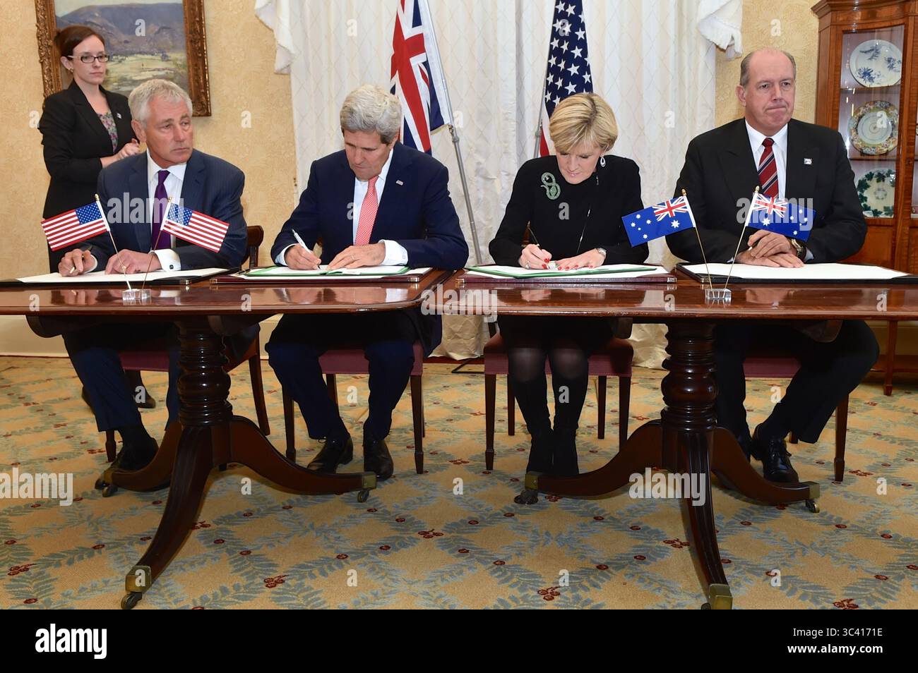 US-Außenminister John Kerry, Mitte links, und australische Außenminister Julie Bishop, Mitte rechts, flankiert von US-Verteidigungsminister Chuck Hagel, links, und australischem Verteidigungsminister David Johnston, rechts, unterzeichnen ein Abkommen über die Haltung von Kräften während bilateraler Verteidigungs- und diplomatischer Treffen in Sydney am 12. August 2014. (Foto des US-Außenministeriums) Stockfoto