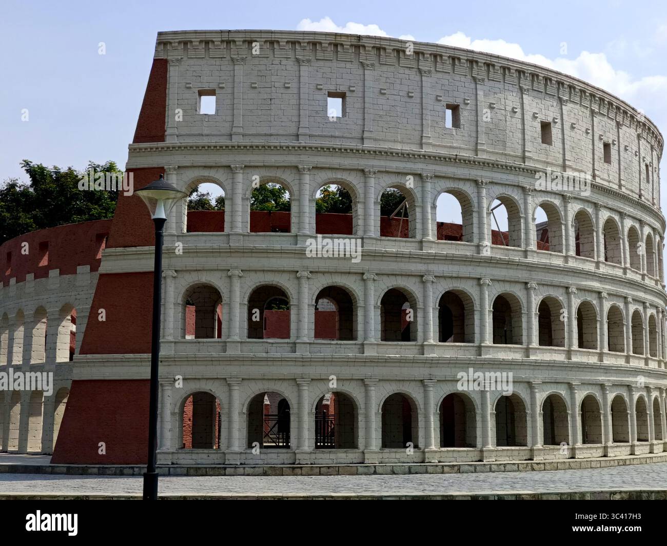Nachbildung des römischen Kolosseums im Eco Park, Kalkutta, Indien. Das Gebäude imitiert die antike römische Architektur und ist eine beliebte Touristenattraktion. Stockfoto