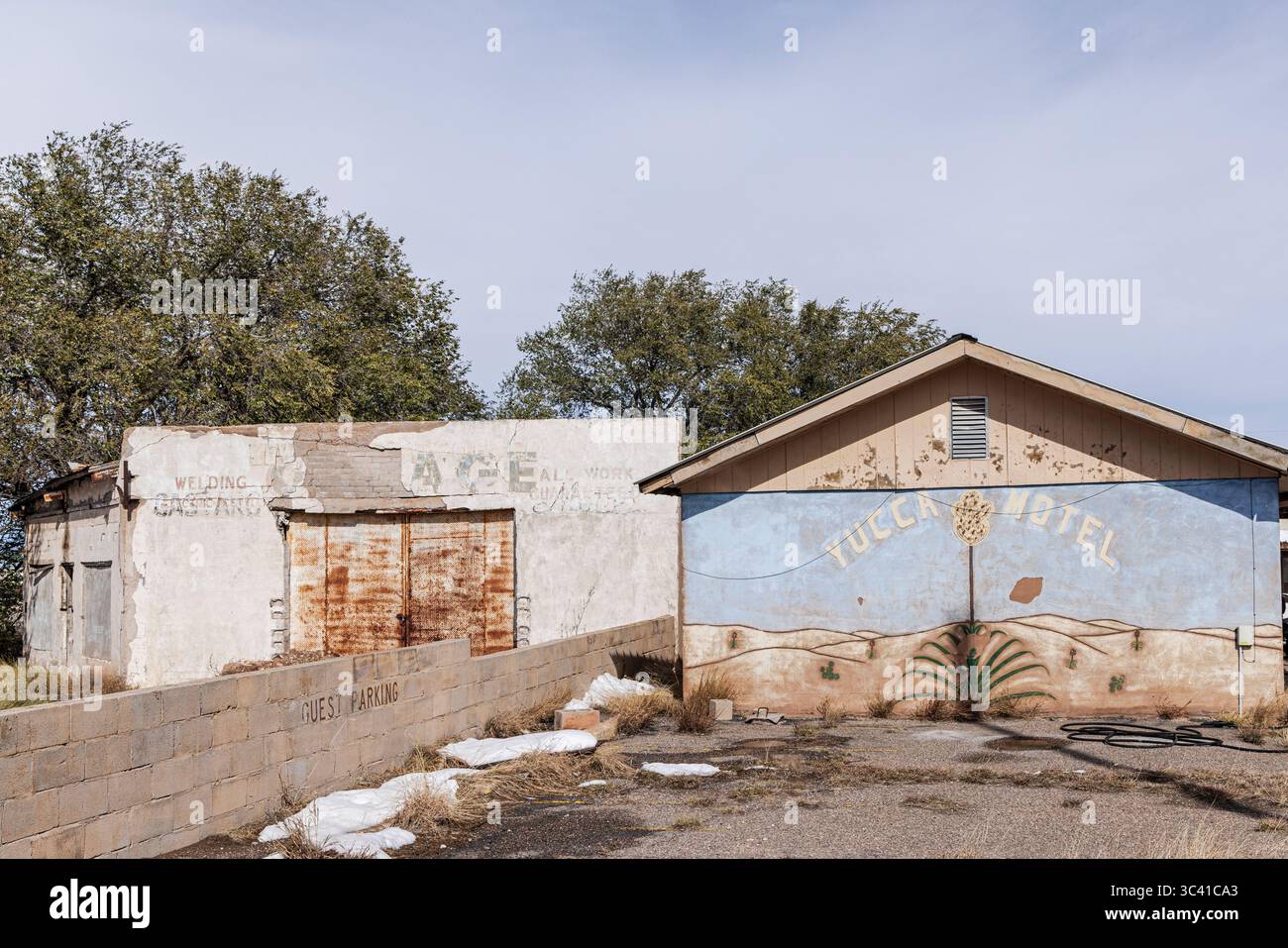 Das Yucca Motel und die Garagengebäude sind heruntergekommen Stockfoto