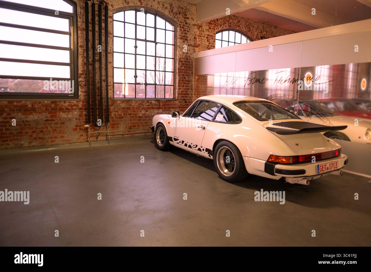 Oldtimer Porsche 911 Carrera RS Oldtimer Retro-Stil, zeitlose Leidenschaft für die Automobilindustrie, Geschichte der Automobilindustrie, Nostalgie der Popkultur, Stockfoto