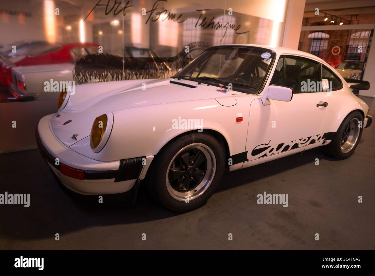Oldtimer Porsche 911 Carrera RS Oldtimer Retro-Stil, zeitlose Leidenschaft für die Automobilindustrie, Geschichte der Automobilindustrie, Nostalgie der Popkultur, Stockfoto