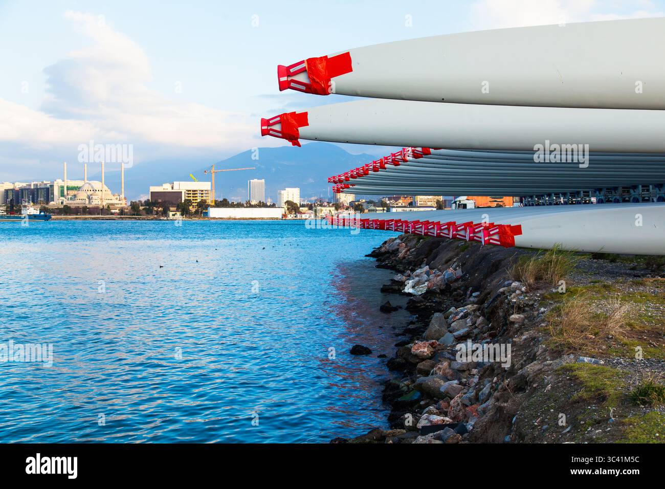 Die Rotorblätter der Windstationen werden vor dem Abflug auf dem Liegeplatz fixiert und gestapelt. Stockfoto