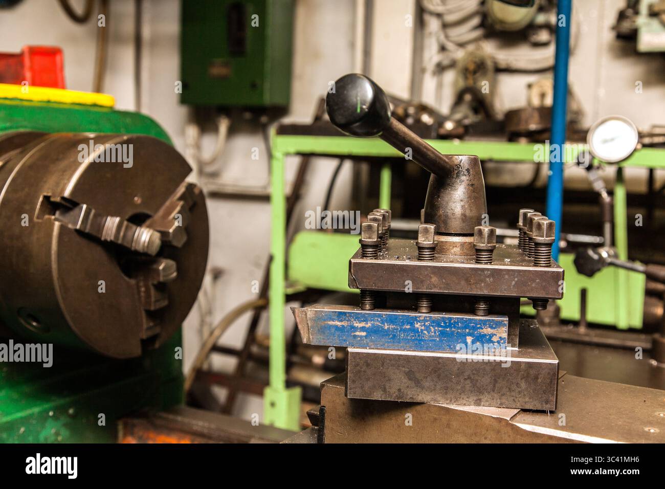 Drehen eines Stahlknüppels auf einer Drehmaschine mit einem Fräser. Stockfoto