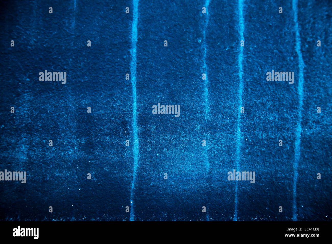 Abstrakter blauer Hintergrund des Wasserabgrunds mit Tropfen. Stockfoto