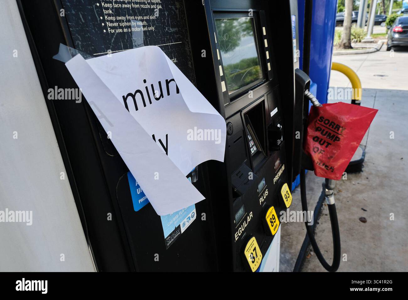 19. September 2014, MIAMI, Florida, USA: „Pump out of Fuel“-Schild auf der Gans einer Tankstelle in Miami, Florida, am 12. MAI 2021. Die Tankstellen in Miami erleiden eine atypische Welle von Fahrern, die sich wegen einer möglichen Kraftstoffknappheit als Folge des Cyberangriffs auf die Kolonialpipeline Sorgen machen. (Kreditbild: © Carlos Escalona/ZUMA Wire) Stockfoto