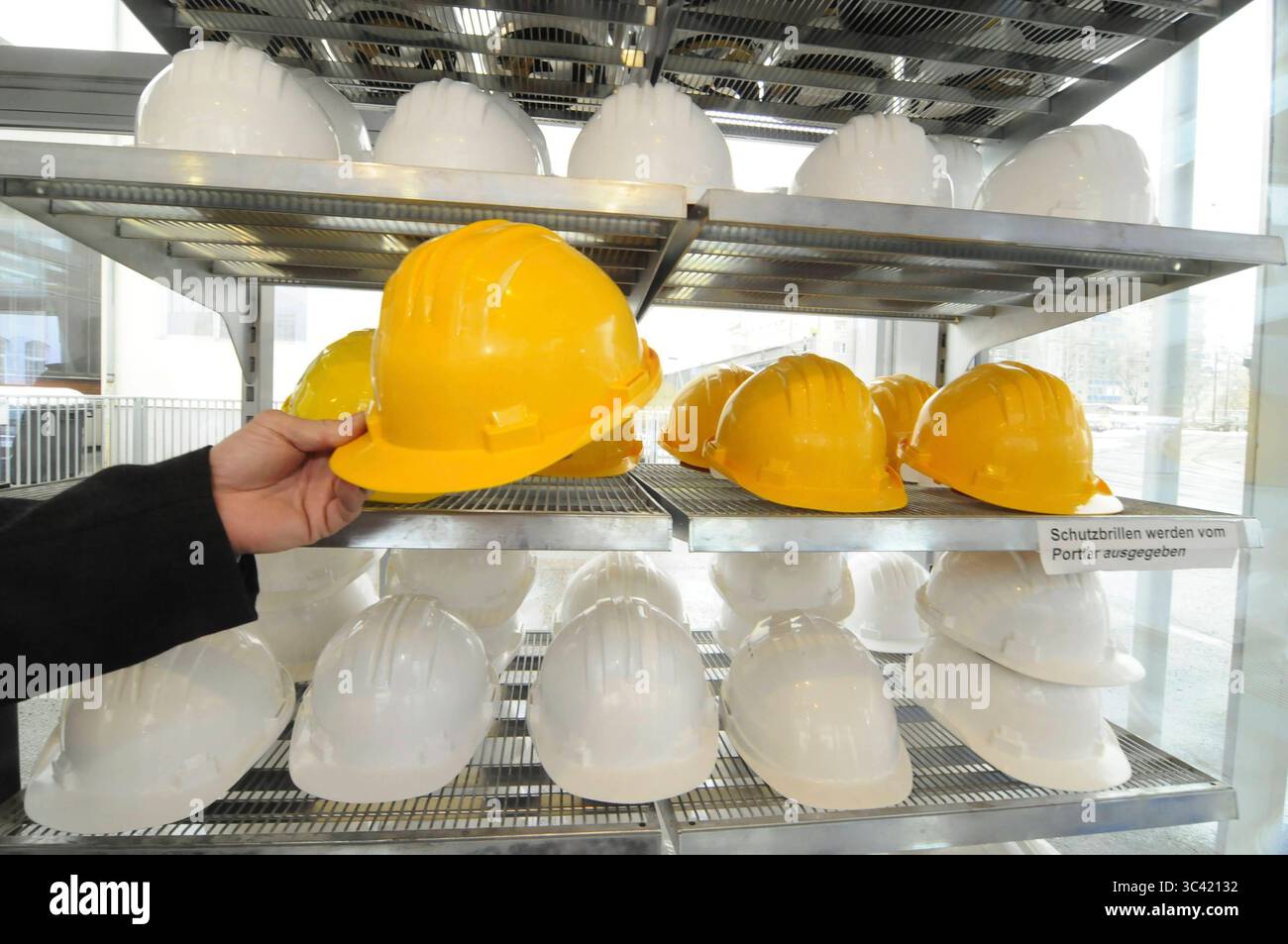 Schutzhelm als Schutzmaßnahme für den Kopf am Arbeitsplatz Schutzhelm als Kopfschutz Stockfoto