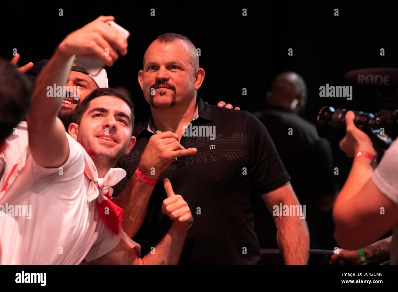 Mai 2021, Houston, Texas, USA: HOUSTON - 14. Mai 2021: SPORT. MMA-Fans machen Fotos mit der UFC Hall of Famer Chuck Liddell, die zeremoniellen Wiegen im George R. Brown Convention Center von UFC 262 Olivera vs. Chandler. (Bild: © Taidgh Barron/ZUMA Wire) Stockfoto