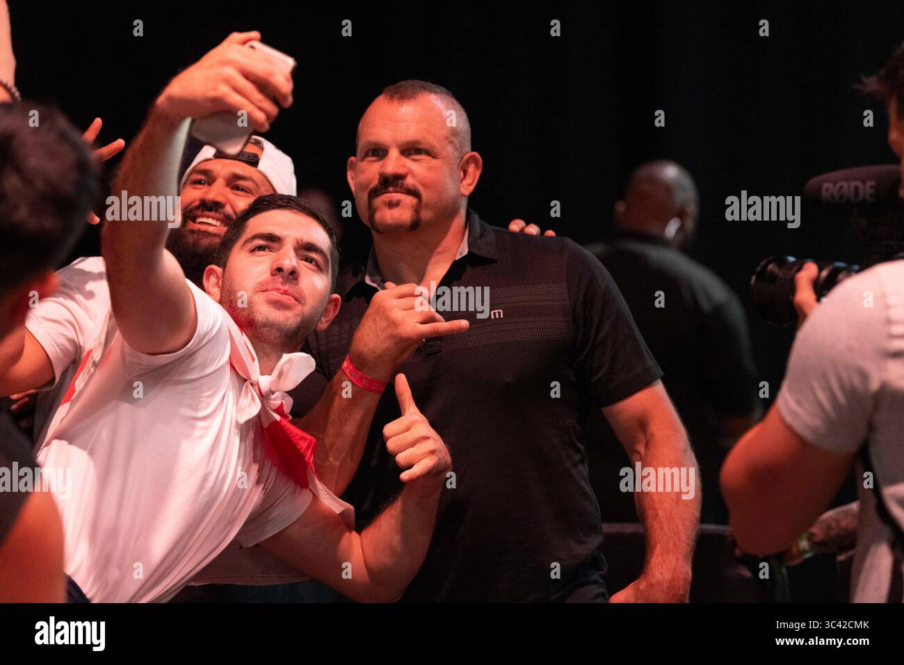 Mai 2021, Houston, Texas, USA: HOUSTON - 14. Mai 2021: SPORT. MMA-Fans machen Fotos mit der UFC Hall of Famer Chuck Liddell, die zeremoniellen Wiegen im George R. Brown Convention Center von UFC 262 Olivera vs. Chandler. (Bild: © Taidgh Barron/ZUMA Wire) Stockfoto