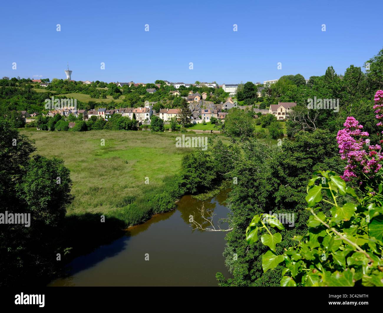 Blick aus der Vogelperspektive auf Fresnay auf Sarthe und seinen Fluss und seine roten Baldrianblumen. Fresnay sur Sarthe Stockfoto