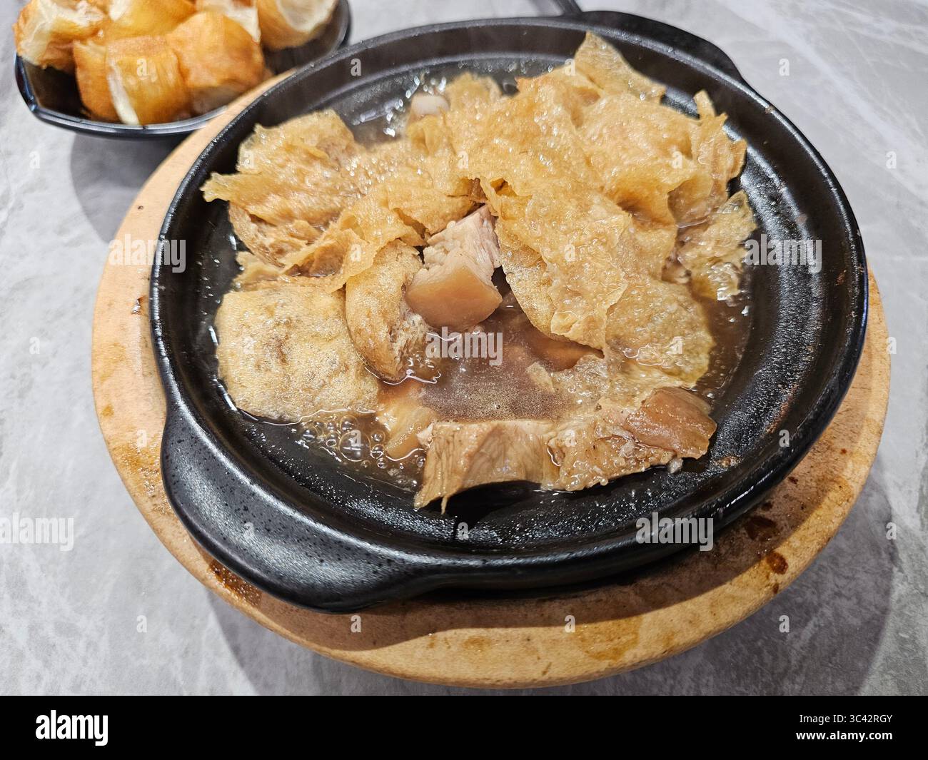 Bak Kut Teh (Schweinerippentee) - Smartphone-aufgenommenes Stockfoto