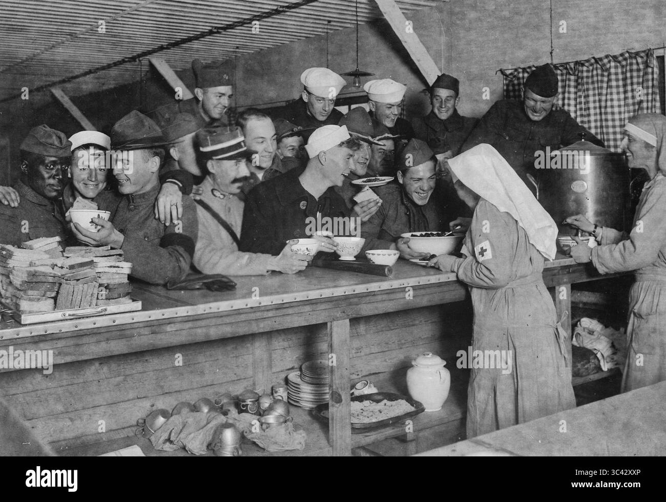 Szene in der Kantine des amerikanischen Roten Kreuzes am Bahnhof von Bordeaux, Frankreich, wo Soldaten der alliierten Armeen Mittagessen, Tabak usw. bekommen Amerikanisches Rotes Kreuz. Stockfoto