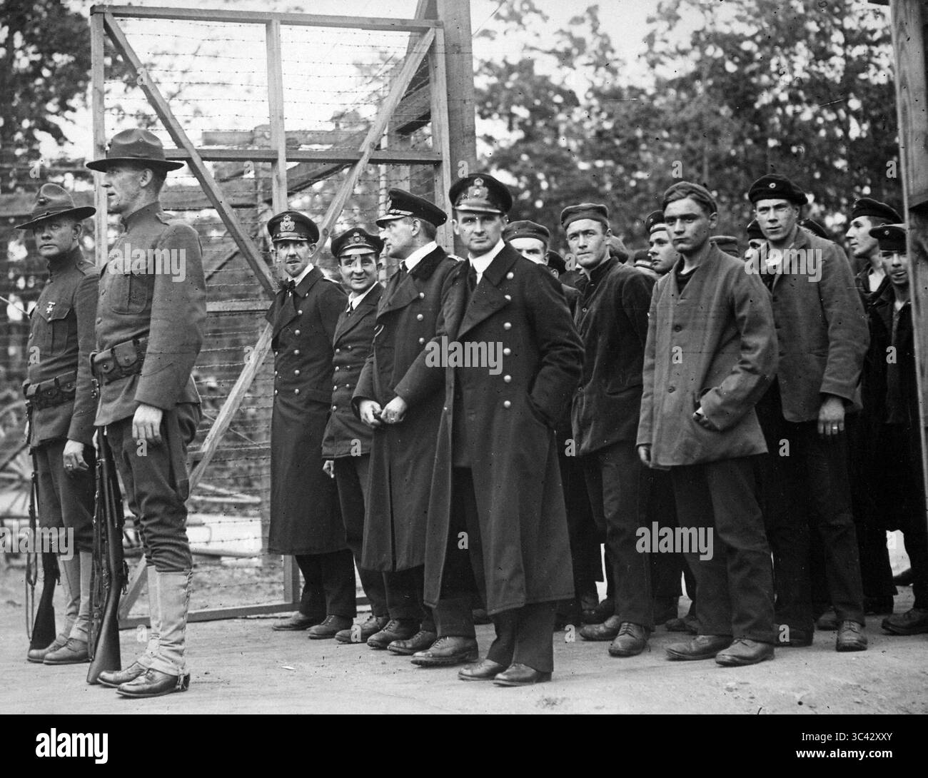 Offiziere und Besatzung des deutschen U-Bootes U.58, gefangen von der U.S.S. Fanning, betreten das Kriegsgefängnislager in Fort McPherson, Georgia Stockfoto