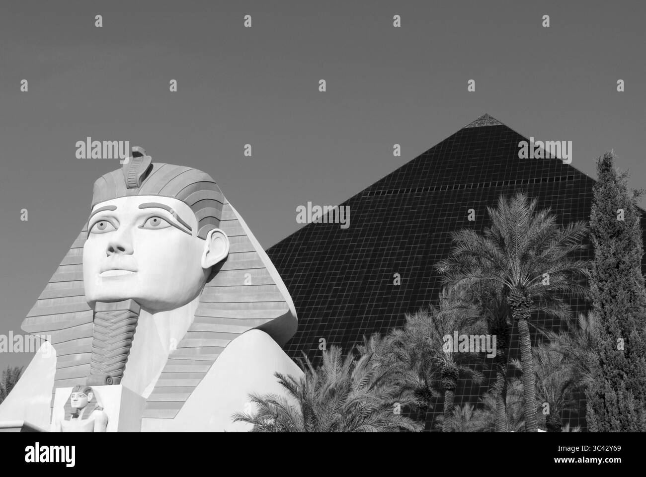 Statue der Sphinx in der Luxor Hotel and Casino Pyramide in Las Vegas, Nevada, USA. Ein Resort im ägyptischen Stil, das für Unterhaltung und Glücksspiel gebaut wurde. Stockfoto