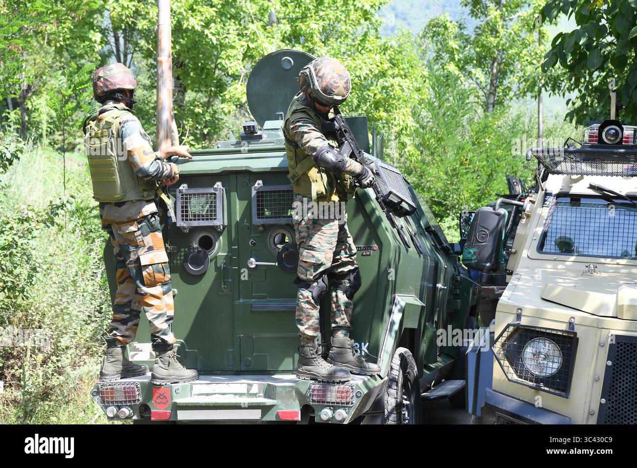 28. Juli 2025, Srinagar, Jammu und Kaschmir, Indien: Soldaten der Indischen Armee stehen am 28. Juli 2025 auf einem Fahrzeug in der Nähe des Treffpunkts auf den SrinagarÃs Lidwas Wiesen im Bezirk Dara Srinagar. Der Mastermind des Angriffs von Pahalgam war unter drei pakistanischen Militanten, die bei einer Begegnung in Srinagar unter der Operation Mahadev getötet wurden. Der oberste Lashkar-Kommandeur Suleiman Shah, alias Musa Fauji, war der Verschwörer und Vollstrecker des Angriffs, bei dem 26 Zivilisten ums Leben kamen. Sie wurden beim Nickerchen erwischt, bevor sie neutralisiert wurden. (Kreditbild: © Basit Zargar/ZUMA Press Wire) NUR REDAKTIONELLE VERWENDUNG! Nicht für Co Stockfoto