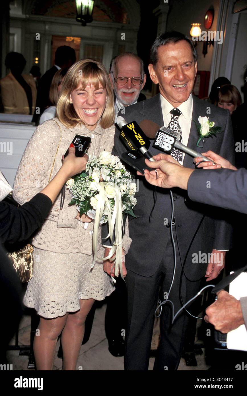 Januar 2011 - .K3219WW SD1117. HOCHZEIT IM NEW YORKER RATHAUS. TONY RANDALL UND NEUE FRAU HEATHER. WALTER WEISSMAN/1995.TONYRANDALLRETRO (Foto: © Walter Weissman/ZUMA Wire) Stockfoto