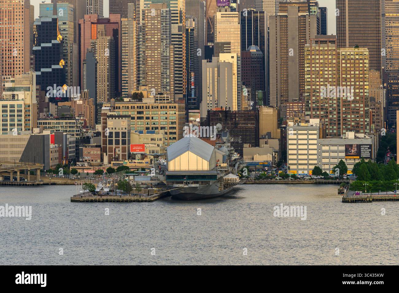 Aircraft Carrier Intrepid Museum, Mit Concorde Daneben, Am Hudson River, New York, Vereinigte Staaten Von Amerika. Stockfoto