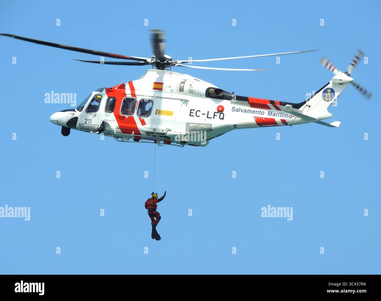 Gijon, Spanien. Juli 2025. Gijón feiert die 19. Auflage des Air Festivals, zu den wichtigsten Attraktionen gehören die EF-18 Hornet, die Rückkehr des Eurofighter und das neue Fallschirmteam der Zivilgarde. (Foto: Mercedes Menendez/Pacific Press) Credit: Pacific Press Media Production Corp./Alamy Live News Stockfoto