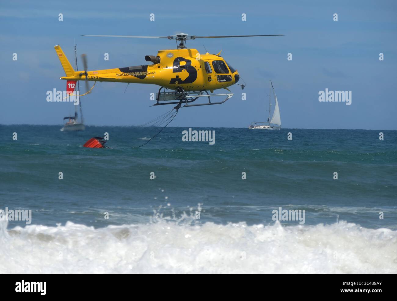 Gijon, Spanien. Juli 2025. Gijón feiert die 19. Auflage des Air Festivals, zu den wichtigsten Attraktionen gehören die EF-18 Hornet, die Rückkehr des Eurofighter und das neue Fallschirmteam der Zivilgarde. (Foto: Mercedes Menendez/Pacific Press) Credit: Pacific Press Media Production Corp./Alamy Live News Stockfoto