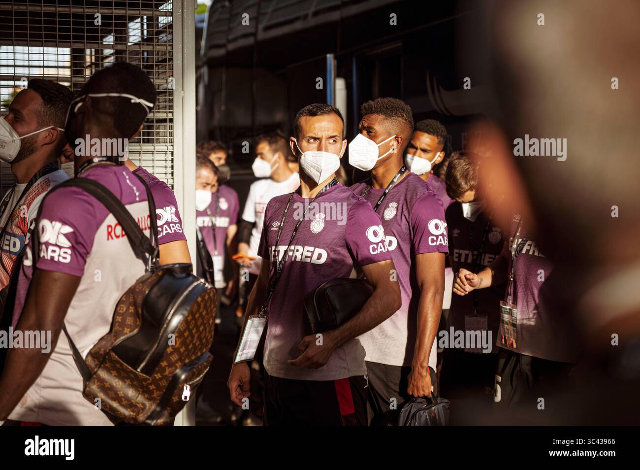 19. Mai 2021, Santa Cruz de Teneriffa, Spanien: Spieler der RCD Mallorca kommen vor dem Liga SmartBank Spiel zwischen CD Teneriffa und RCD Mallorca im Heliodoro Stadion in Teneriffa, Spanien, ins Stadiuem. (Kreditbild: © San Acosta/DAX via ZUMA Wire) Stockfoto