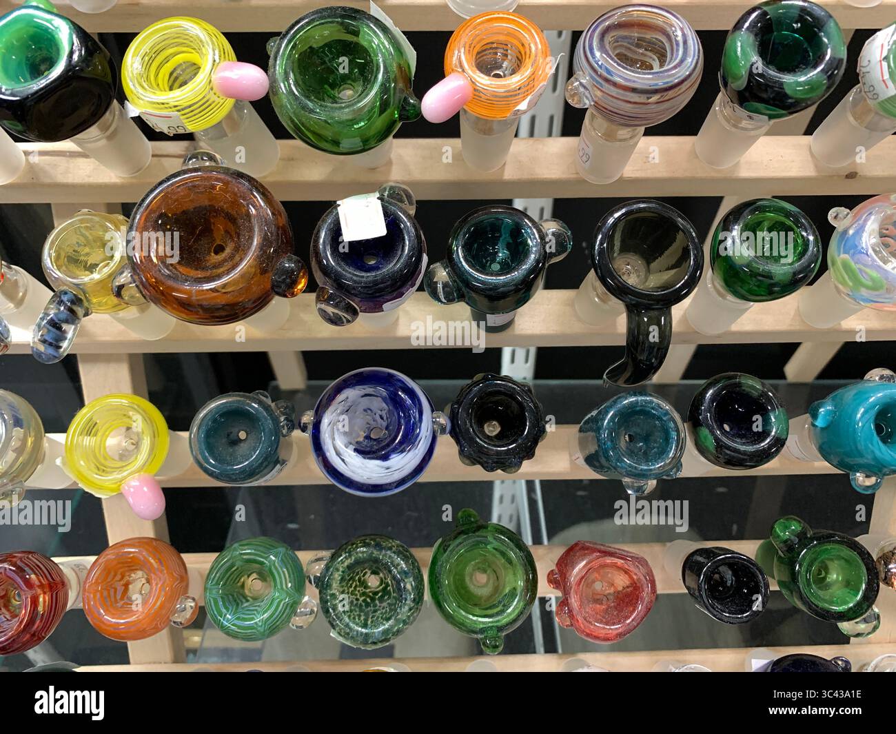 Mai 2021, New York, New York, USA: Sarasota, Florida. Obwohl es zahlreiche FDA-zugelassene Behandlungen auf dem Markt gibt, sagen Experten, dass viele Patienten Cannabisprodukte verwenden, die THC und/oder CBD enthalten, einen Inhaltsstoff von Cannabis, der nicht psychoaktiv ist, um ihre Migräne zu behandeln. Ziel ist es, 90 Teilnehmer einzuschreiben, die jeweils einer mit THC, CBD und einem Placebo randomisiert werden. Um sich für die klinische Studie zu qualifizieren, müssen die Patienten jeden Monat Migräne bekommen, dürfen kein regelmäßiger Cannabiskonsument sein oder Opioide konsumieren und müssen zwischen 21 und 65 Jahre alt sein. (Bild: © John Marshall Mantel/ZUMA Wire) Stockfoto