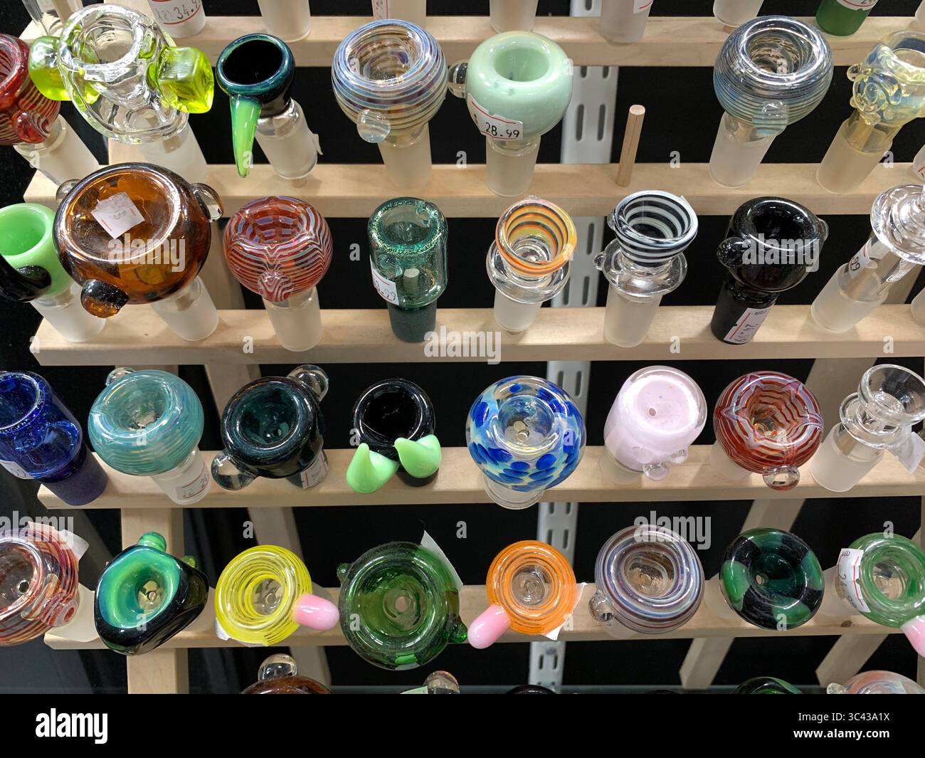 Mai 2021, New York, New York, USA: Sarasota, Florida. Obwohl es zahlreiche FDA-zugelassene Behandlungen auf dem Markt gibt, sagen Experten, dass viele Patienten Cannabisprodukte verwenden, die THC und/oder CBD enthalten, einen Inhaltsstoff von Cannabis, der nicht psychoaktiv ist, um ihre Migräne zu behandeln. Ziel ist es, 90 Teilnehmer einzuschreiben, die jeweils einer mit THC, CBD und einem Placebo randomisiert werden. Um sich für die klinische Studie zu qualifizieren, müssen die Patienten jeden Monat Migräne bekommen, dürfen kein regelmäßiger Cannabiskonsument sein oder Opioide konsumieren und müssen zwischen 21 und 65 Jahre alt sein. (Bild: © John Marshall Mantel/ZUMA Wire) Stockfoto