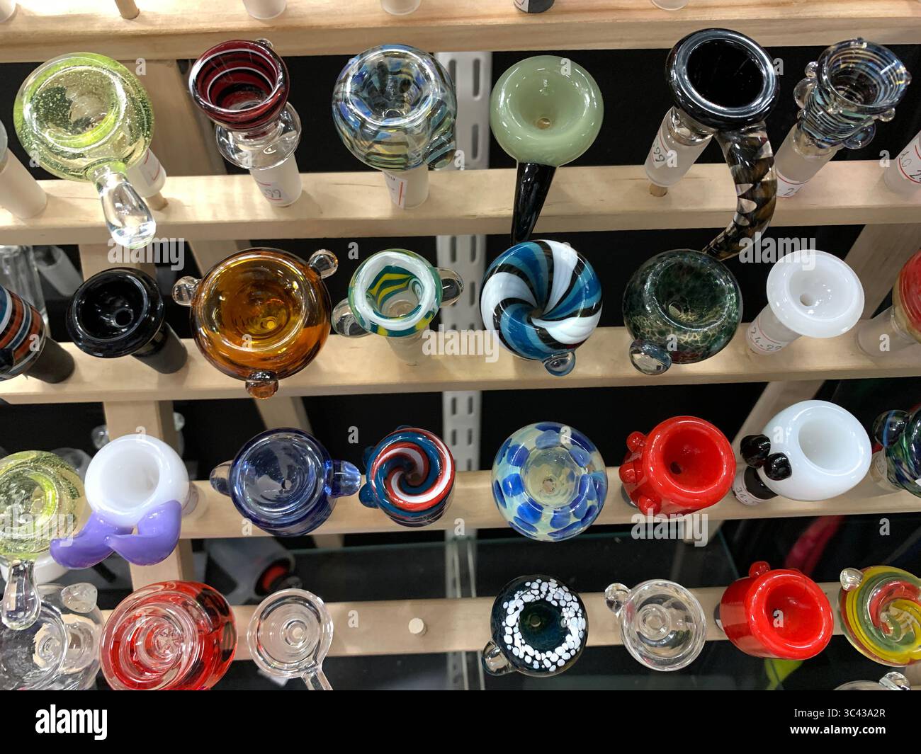 Mai 2021, New York, New York, USA: Sarasota, Florida. Obwohl es zahlreiche FDA-zugelassene Behandlungen auf dem Markt gibt, sagen Experten, dass viele Patienten Cannabisprodukte verwenden, die THC und/oder CBD enthalten, einen Inhaltsstoff von Cannabis, der nicht psychoaktiv ist, um ihre Migräne zu behandeln. Ziel ist es, 90 Teilnehmer einzuschreiben, die jeweils einer mit THC, CBD und einem Placebo randomisiert werden. Um sich für die klinische Studie zu qualifizieren, müssen die Patienten jeden Monat Migräne bekommen, dürfen kein regelmäßiger Cannabiskonsument sein oder Opioide konsumieren und müssen zwischen 21 und 65 Jahre alt sein. (Bild: © John Marshall Mantel/ZUMA Wire) Stockfoto