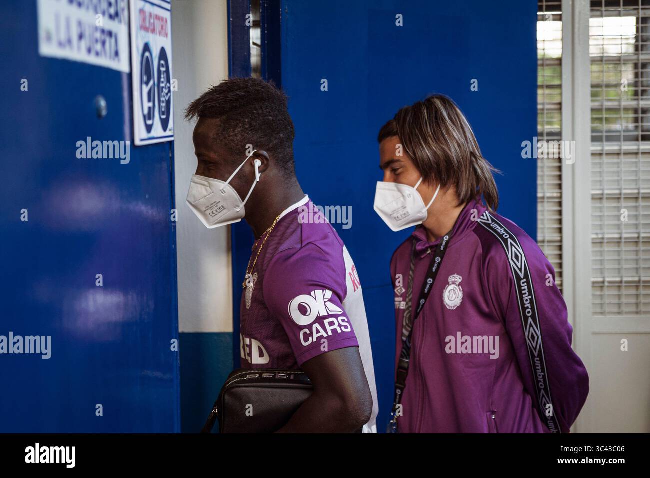 19. Mai 2021, Santa Cruz de Teneriffa, Spanien: Spieler der RCD Mallorca kommen vor dem Liga SmartBank Spiel zwischen CD Teneriffa und RCD Mallorca im Heliodoro Stadion in Teneriffa, Spanien, ins Stadiuem. (Kreditbild: © San Acosta/DAX via ZUMA Wire) Stockfoto