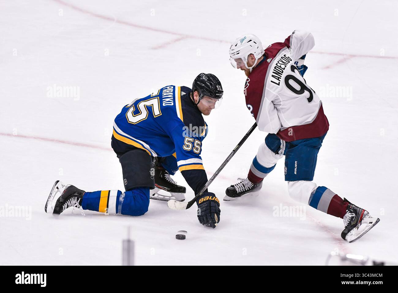 21. Mai 2021: Nachdem er seinen Stock verloren hat, reißt der Verteidiger Colton Parayko (55) den Puck mit seiner Hand von der Colorado Avalanche weg, Gabriel Landeskog (92) während des dritten Spiels der ersten Runde der National Hockey League Playoffs zwischen der Colorado Avalanche und den St. Louis Blues im Enterprise Center in St. Louis City, MO Richard Ulreich/CSM (Credit Image: &Copy; Richard Ulreich/CSM via ZUMA Wire) Stockfoto
