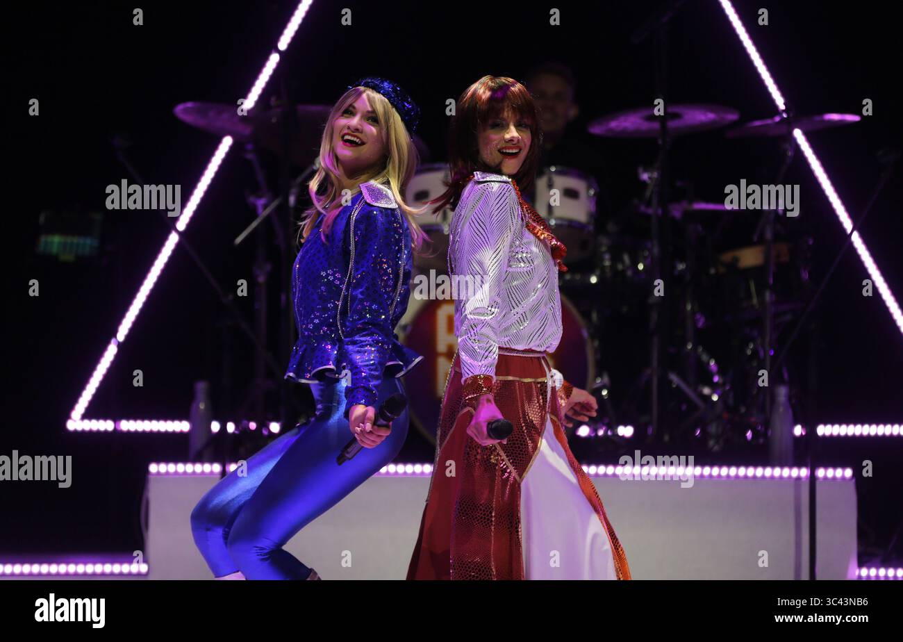 21. Mai 2021, London, England, Vereinigtes Königreich: Rhiannon Porter, der Agnetha Faltskog spielt, und JoJo Desmond, der Anni-Frid Lyngstad spielt, werden während eines Fotorufs für das Musical Abba MANIA auf der Bühne gesehen, 47 Jahre nachdem Waterloo beim Eurovision Song Contest triumphierte, kehrt die Besetzung von ABBA MANIA zum ersten Mal seit fast zwei Jahrzehnten im Shaftesbury Theatre ins West End zurück. (Bild: © Tayfun Salci/ZUMA Wire) Stockfoto