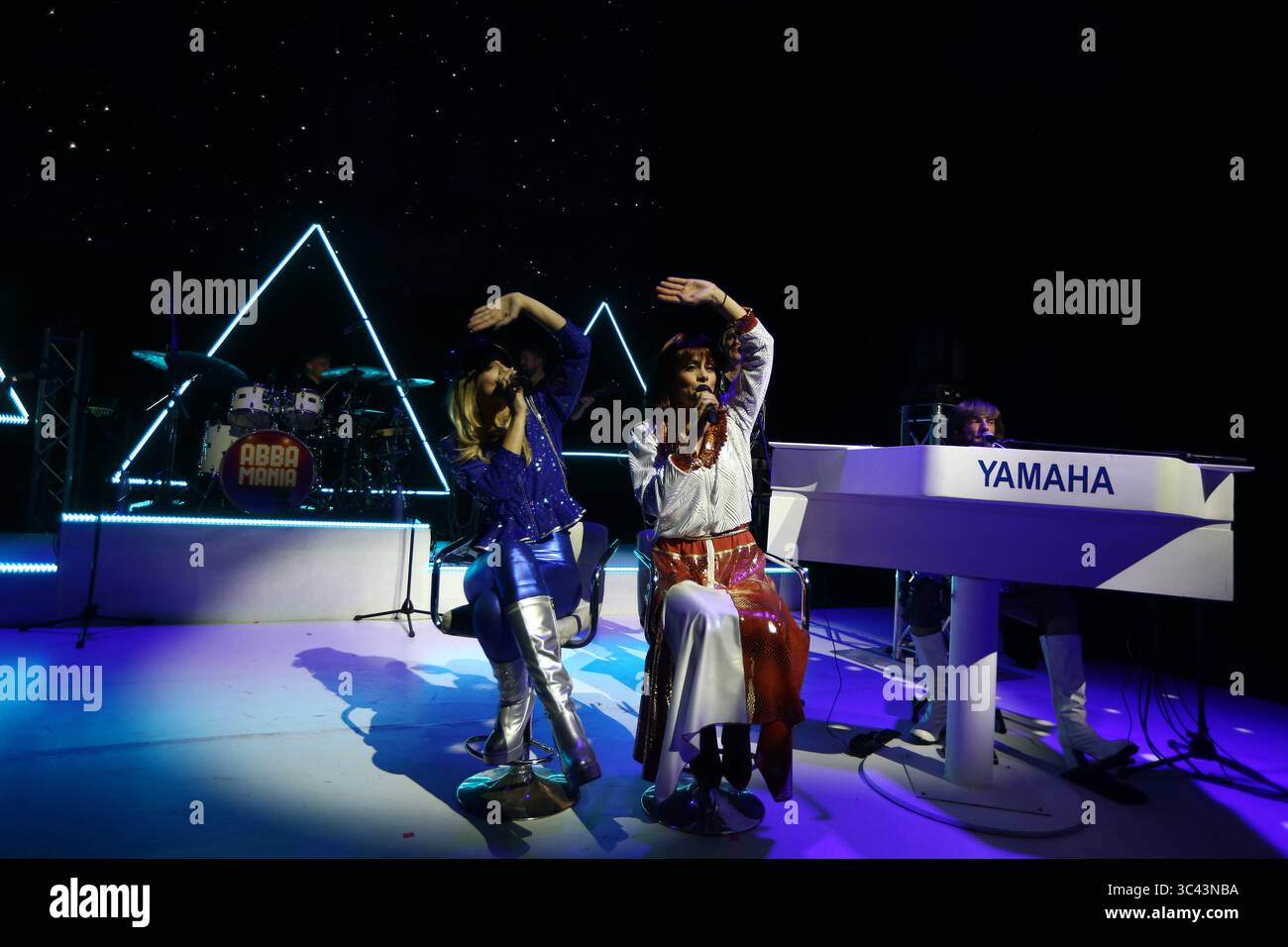 21. Mai 2021, London, England, Vereinigtes Königreich: Rhiannon Porter, der Agnetha Faltskog spielt, und JoJo Desmond, der Anni-Frid Lyngstad spielt, werden während eines Fotorufs für das Musical Abba MANIA auf der Bühne gesehen, 47 Jahre nachdem Waterloo beim Eurovision Song Contest triumphierte, kehrt die Besetzung von ABBA MANIA zum ersten Mal seit fast zwei Jahrzehnten im Shaftesbury Theatre ins West End zurück. (Bild: © Tayfun Salci/ZUMA Wire) Stockfoto
