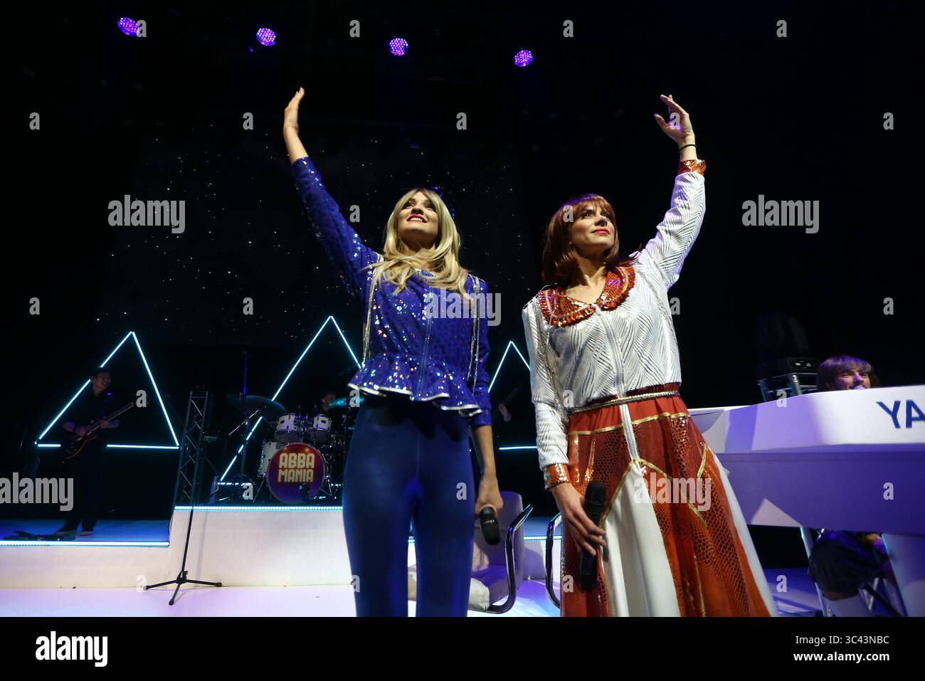 21. Mai 2021, London, England, Vereinigtes Königreich: Rhiannon Porter, der Agnetha Faltskog spielt, und JoJo Desmond, der Anni-Frid Lyngstad spielt, werden während eines Fotorufs für das Musical Abba MANIA auf der Bühne gesehen, 47 Jahre nachdem Waterloo beim Eurovision Song Contest triumphierte, kehrt die Besetzung von ABBA MANIA zum ersten Mal seit fast zwei Jahrzehnten im Shaftesbury Theatre ins West End zurück. (Bild: © Tayfun Salci/ZUMA Wire) Stockfoto