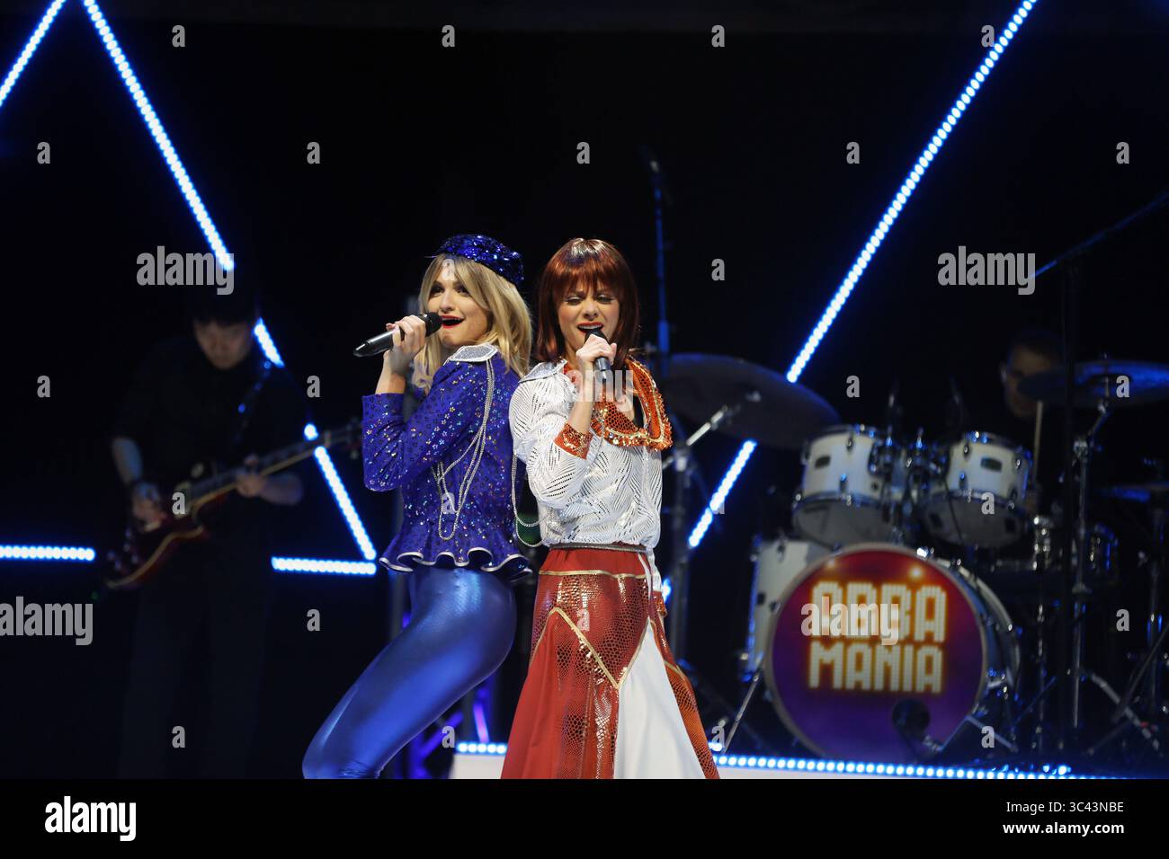 21. Mai 2021, London, England, Vereinigtes Königreich: Rhiannon Porter, der Agnetha Faltskog spielt, und JoJo Desmond, der Anni-Frid Lyngstad spielt, werden während eines Fotorufs für das Musical Abba MANIA auf der Bühne gesehen, 47 Jahre nachdem Waterloo beim Eurovision Song Contest triumphierte, kehrt die Besetzung von ABBA MANIA zum ersten Mal seit fast zwei Jahrzehnten im Shaftesbury Theatre ins West End zurück. (Bild: © Tayfun Salci/ZUMA Wire) Stockfoto