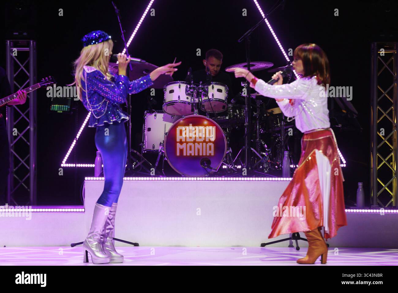 21. Mai 2021, London, England, Vereinigtes Königreich: Rhiannon Porter, der Agnetha Faltskog spielt, und JoJo Desmond, der Anni-Frid Lyngstad spielt, werden während eines Fotorufs für das Musical Abba MANIA auf der Bühne gesehen, 47 Jahre nachdem Waterloo beim Eurovision Song Contest triumphierte, kehrt die Besetzung von ABBA MANIA zum ersten Mal seit fast zwei Jahrzehnten im Shaftesbury Theatre ins West End zurück. (Bild: © Tayfun Salci/ZUMA Wire) Stockfoto