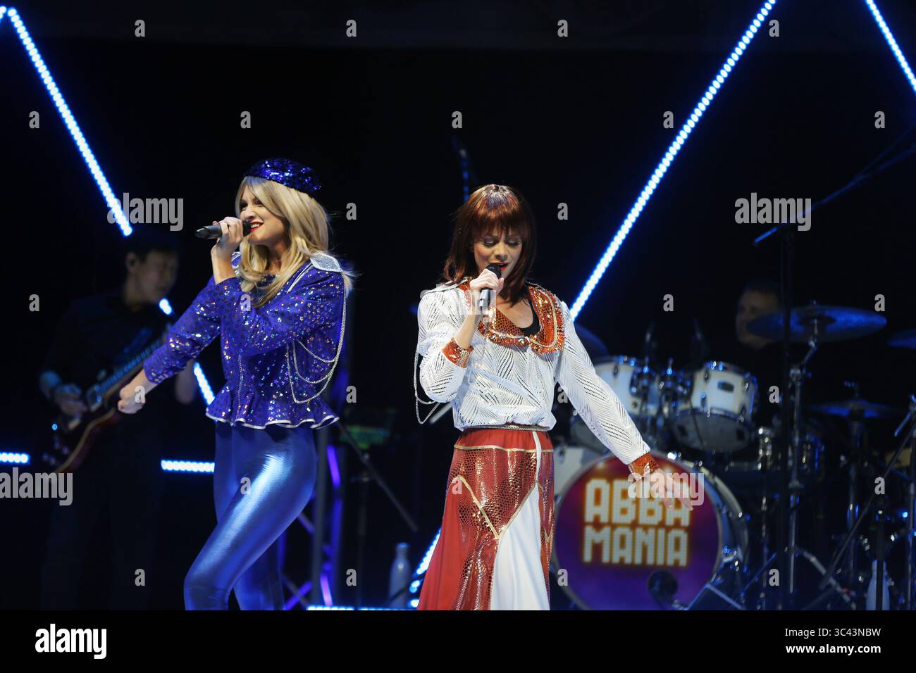 21. Mai 2021, London, England, Vereinigtes Königreich: Rhiannon Porter, der Agnetha Faltskog spielt, und JoJo Desmond, der Anni-Frid Lyngstad spielt, werden während eines Fotorufs für das Musical Abba MANIA auf der Bühne gesehen, 47 Jahre nachdem Waterloo beim Eurovision Song Contest triumphierte, kehrt die Besetzung von ABBA MANIA zum ersten Mal seit fast zwei Jahrzehnten im Shaftesbury Theatre ins West End zurück. (Bild: © Tayfun Salci/ZUMA Wire) Stockfoto